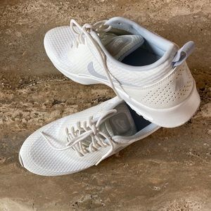 Nike white tennis shoe with grey swoosh size 10